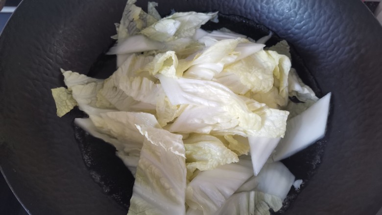 醋溜大白菜,锅里水烧开,加少许盐,放入白菜焯一下水