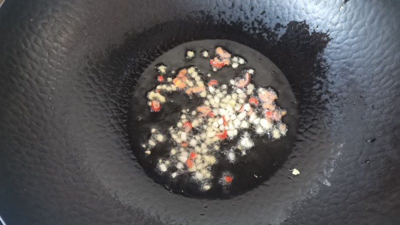 醋溜大白菜,热锅冷油,放入小米辣,姜,蒜爆香