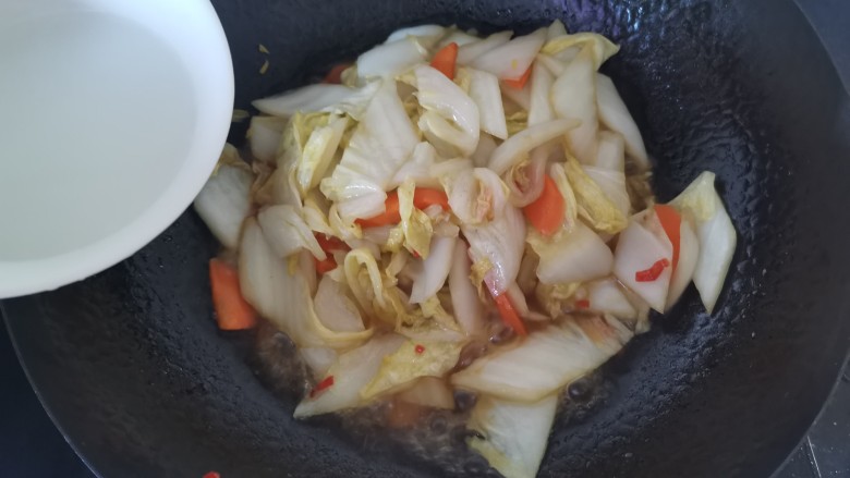 醋溜大白菜,最后倒入水淀粉勾芡,出锅