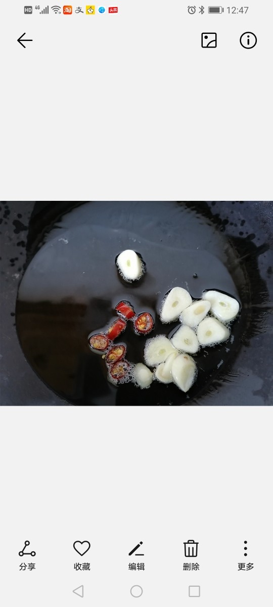醋溜大白菜,锅内放油烧热,放入蒜和辣椒煸炒香