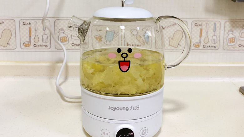 紫薯银耳汤,把银耳放入九阳养生壶内,倒入适量的纯净水。