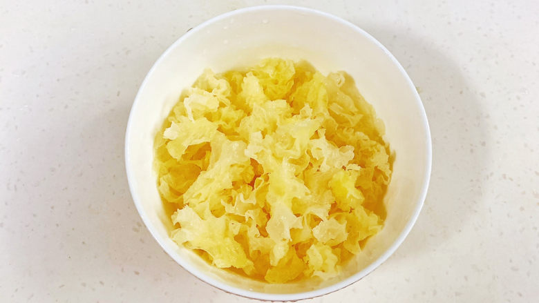 紫薯银耳汤,泡发后去蒂撕成小朵,冲洗干净。