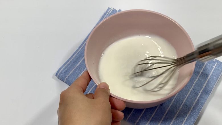 外皮酥脆 奶味十足的蛋挞 味道不输KFC,搅拌至糖融化(没有手动打蛋器的亲 两根筷子🥢走起~)