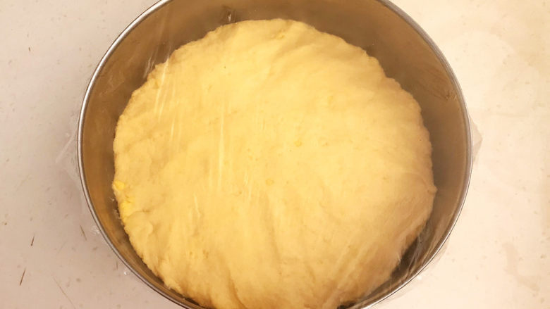 小米发糕,揉成光滑的面团,盖上保鲜膜饧发至一倍大