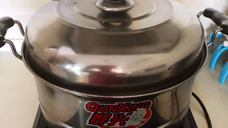 小米发糕,大火烧开后中火蒸45分钟,关火后焖5分钟