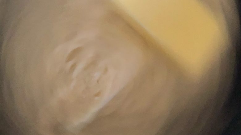早餐面包,和面时可以观察,如果太稀可以加面粉,如果太硬可以适当加奶,面团和光了加入黄油