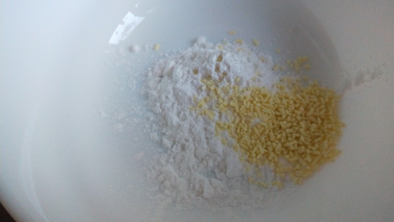 醋溜大白菜,碗中加入白糖,淀粉,鸡精,加入少量水调成汁。