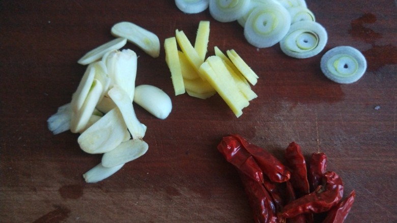 醋溜大白菜,葱<a style='color:red;display:inline-block;' href='/shicai/ 37'>姜</a>蒜切好备用,干辣椒我用整个的,因为很辣。