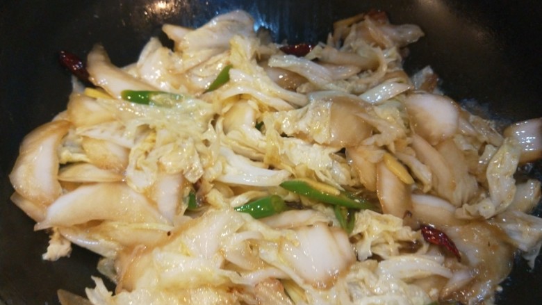 醋溜大白菜,在翻炒均匀。