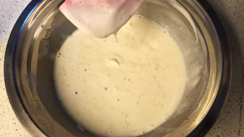 糖醋猪颈肉,加入100-150克左右的清水搅拌顺滑成粘稠挂糊状,挑起滴落呈缓慢消失状。