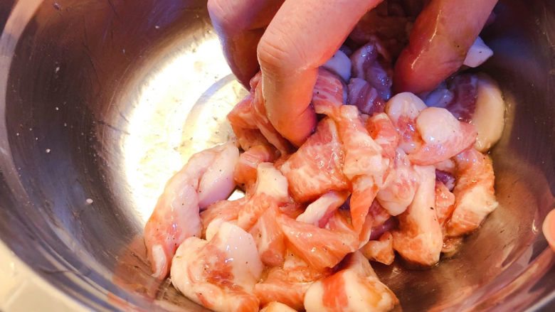 糖醋猪颈肉,加入适量清水(有条件的可加入葱姜水),加水可以使肉片更滑嫩,用手抓匀,使每片肉都吸足水分。
(葱姜水的配制:10克葱白、10克姜加入50克清水搅打细腻过滤掉渣渣,留下的就是姜葱水)
