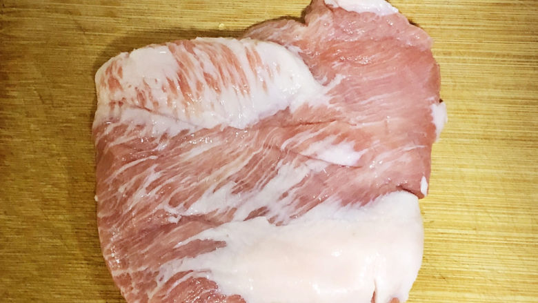 糖醋猪颈肉,准备一块<a style='color:red;display:inline-block;' href='/shicai/ 8277'>猪颈肉</a>,洗净沥干待用。