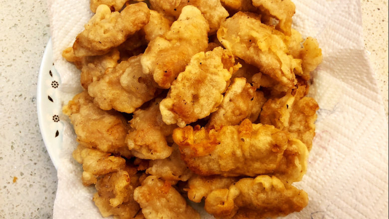 糖醋猪颈肉,等油温升至190度,下炸好的肉条复炸30秒,炸至金黄,捞起沥干待用。