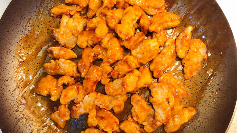 糖醋猪颈肉,翻炒/颠锅,使肉条均匀裹上酸甜酱。