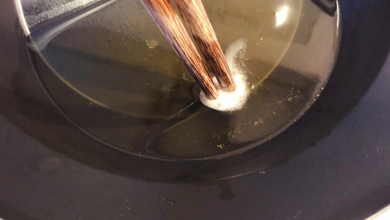 糖醋猪颈肉,锅里倒入油,油温加热至六成,插入筷子可见有气泡冒出。