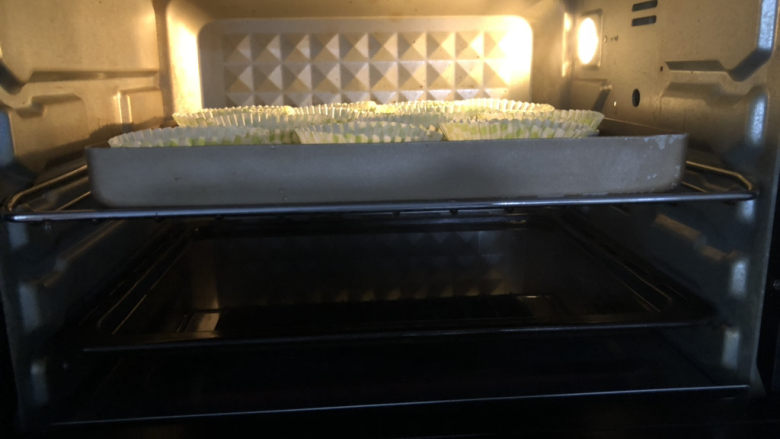 重芝士蛋糕杯,放入预热好的烤箱,上160度下180度烤60分钟左右至熟即可