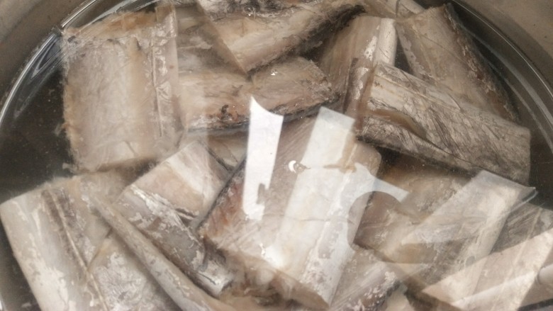 酥炸带鱼,改刀切段,每段切花刀,泡水里