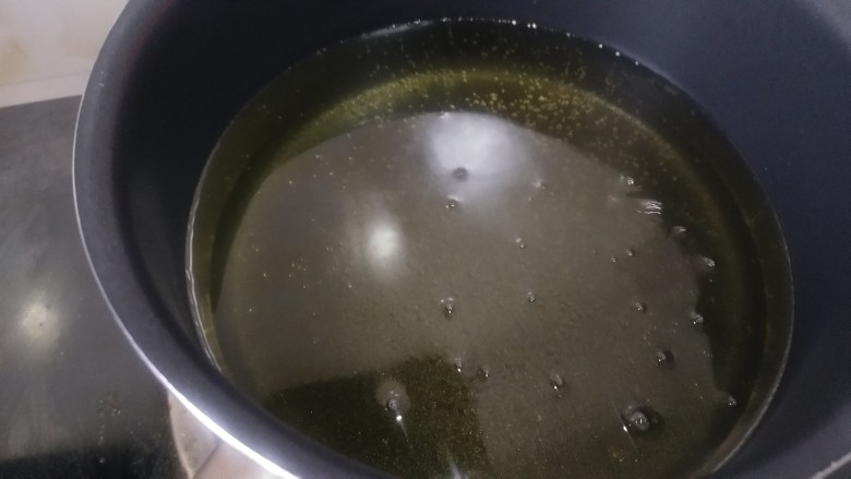酥炸带鱼,起油锅,烧热