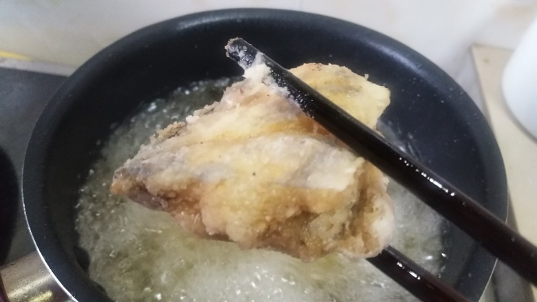 酥炸带鱼,翻面炸,炸至两面金黄捞出