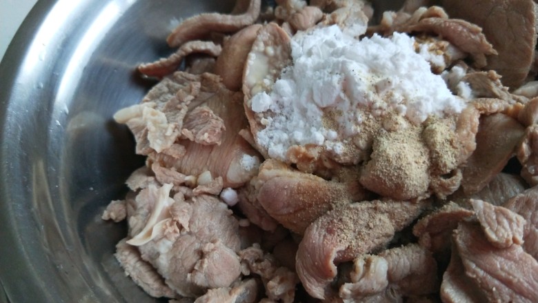 麻辣水煮牛肉,加入淀粉,胡椒,盐,<a style='color:red;display:inline-block;' href='/shicai/ 788'>生抽</a>,姜粉,料酒花椒粉。
