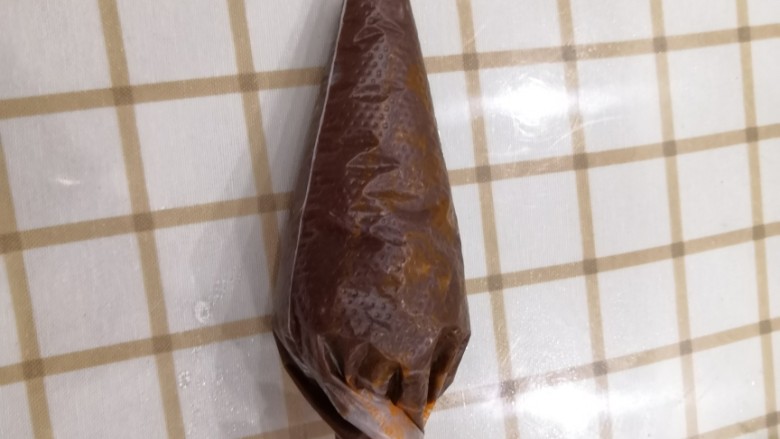 碧根果可可脆,装入裱花袋(用花嘴挤更圆)