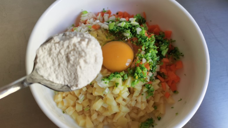 香煎颗粒土豆饼,加入三汤勺面粉。注意面粉不用加太多,加多了口感不好,能起到粘合作用就行,