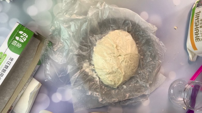 家庭版 面包土司,把面团盖上保鲜膜,醒发40分钟。(温馨提示:温暖的地方更容易发酵,可以隔水醒发,温水40度左右,把盘子隔开放在温水上,盖上锅盖,这样醒发时间可以缩短,只要面粉体积开始膨胀,揪起一小撮面粉成蜂窝状即可)醒发的时候可以提前预热烤箱,上下火180度。
