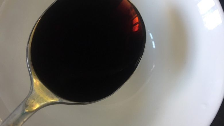 醋溜大白菜,准备一个空碗准备调料汁,加入2勺陈醋