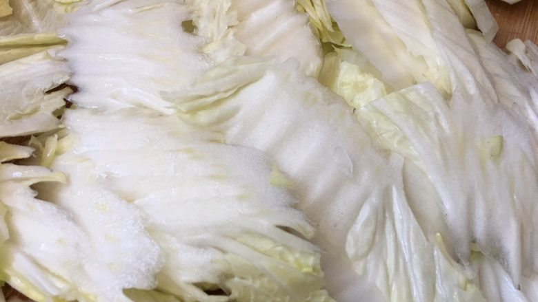 醋溜大白菜,选取白菜帮切斜刀备用,这样更入味