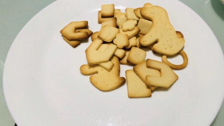 创意戒指饼干,刻好形状的饼干放入烤箱,上下火150度12分钟左右。因为饼干大小不一,一定不要离开烤箱,随时观察。烤好的饼干取出放凉备用。