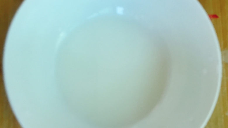 香辣草鱼,加入少许清水调匀