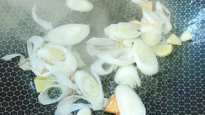 香辣草鱼,炒出香味。