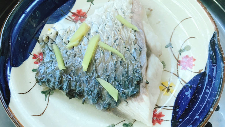 清蒸草鱼,蒸锅中烧水,水开后放入鱼大火蒸8分钟