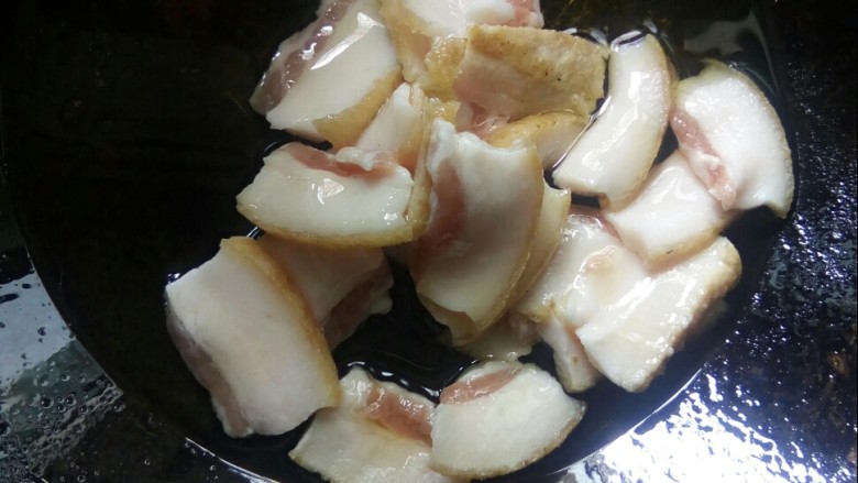 香辣草鱼,炒锅倒入菜籽油,放入<a style='color:red;display:inline-block;' href='/shicai/ 940'>肥肉</a>爆香。