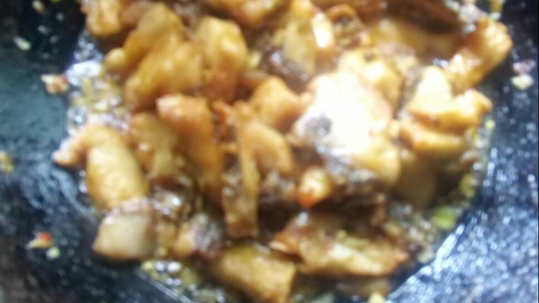 香辣草鱼,倒入炸酥脆的鱼块,翻炒均匀,铲出。