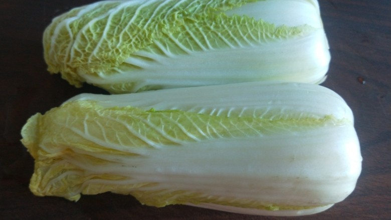 火腿炖白菜,切下根部,去掉外皮。