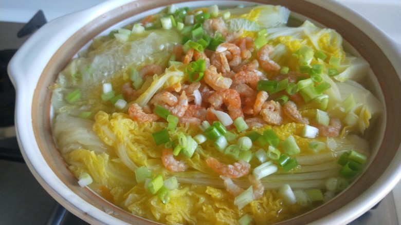 火腿炖白菜,火腿放下面煮出来的白菜格外美味儿,在加入<a style='color:red;display:inline-block;' href='/shicai/ 134292'>白胡椒</a>,撒上香葱。