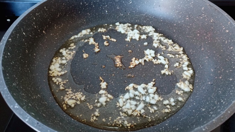 葱油芋艿,锅里放食用油,下蒜泥炒香。