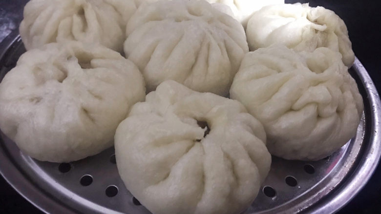 萝卜肉丝包子,大火烧开转小火蒸15分钟,关火闷2.3分钟