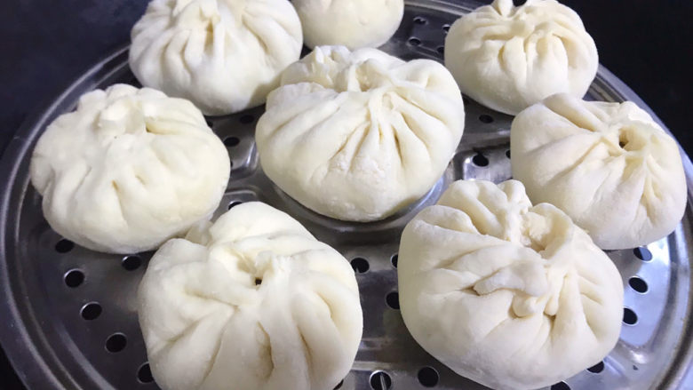萝卜肉丝包子,包成包子,放入锅中在让它发酵15-20分钟,