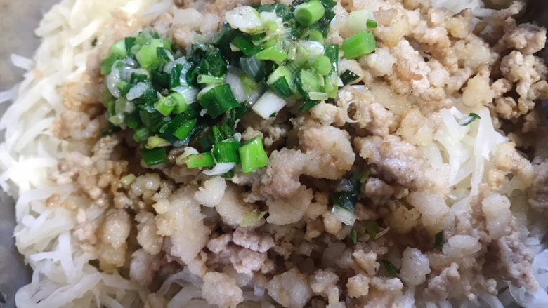 萝卜肉丝包子,萝卜切丝下锅炒下,瘦肉切末下锅翻炒下,葱花也翻炒下,可能个人习惯,我喜欢先炒下