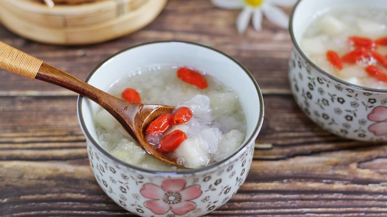 银耳雪梨羹,满满一碗实在太满足了,既滋养肌肤、润肺抗燥,又能提高免疫力。