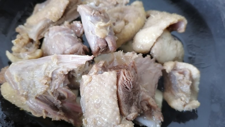 红烧鸭肉,放入鸭肉翻炒