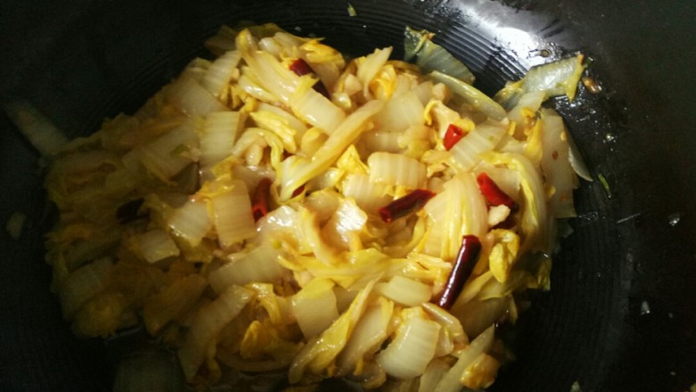 醋溜大白菜,最后放入鸡精调味,翻拌均匀
