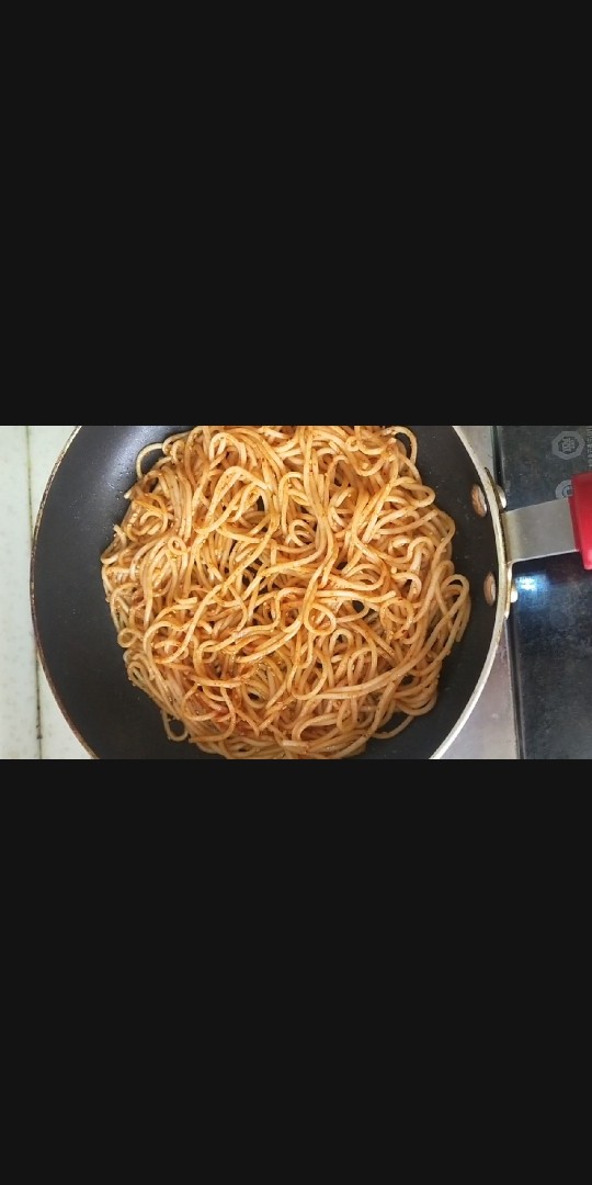 干脆面,面条倒入锅中 摊平