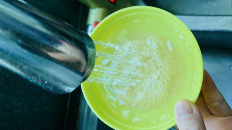 小米发糕,用水冲洗小米;