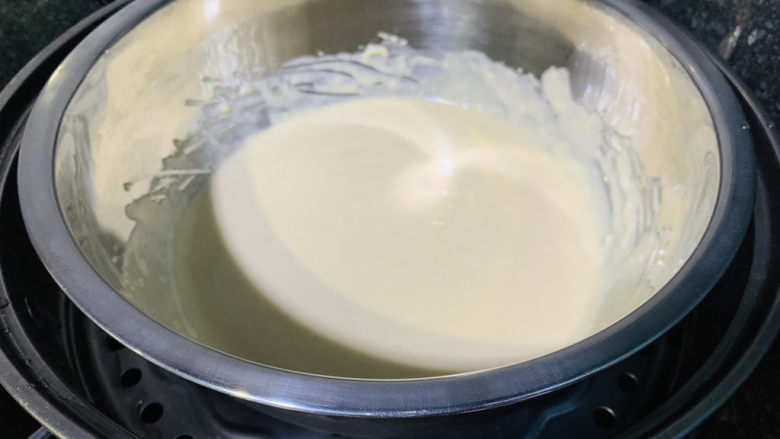 小米发糕,把蒸锅水加热到温热,放入搅拌好的小米浆,发酵,因为冬天我们南方室内较冷;