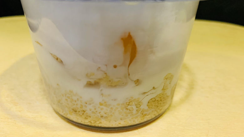 小米发糕,把浸泡好的小米,鸡蛋,牛奶,全部倒入搅拌机;