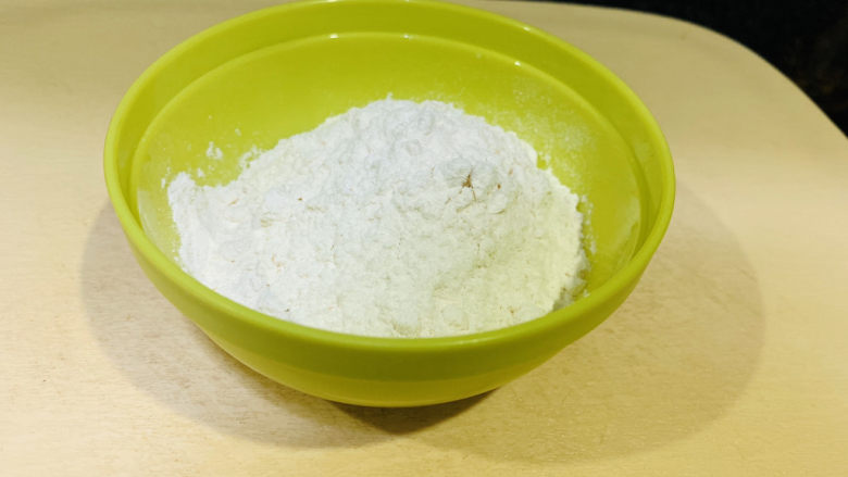 小米发糕,取<a style='color:red;display:inline-block;' href='/shicai/ 519'>面粉</a>70克;