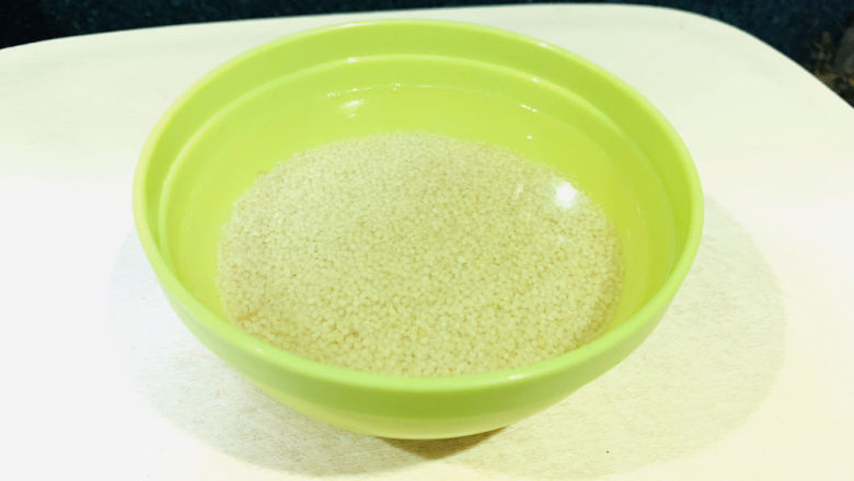 小米发糕,洗净浸泡两小时;